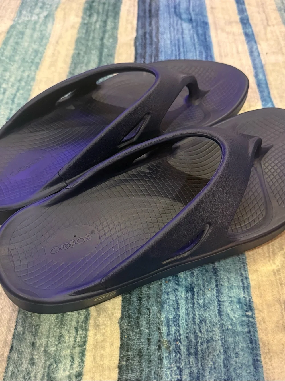 OOFOS Men's Dark Navy Blue Recovery Flip-Flops